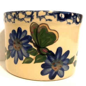 Alpine Pottery Roseville Ohio handmålad lerkruka med vackra blå blommor och en fjäril. 11,5 cm i diameter och 7,5 cm hög. Utmärkt skick.