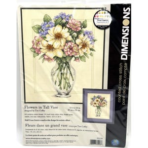 Può includere: Un kit per punto croce contato con un design floreale. L'immagine mostra un bouquet di fiori in un vaso alto di vetro. Il kit include filo di cotone, tela Aida, ago e istruzioni. Il design finito misura 30 cm x 36 cm.