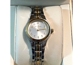 Reloj Anne Klein para mujer de acero inoxidable bicolor con esfera blanca en su caja original.