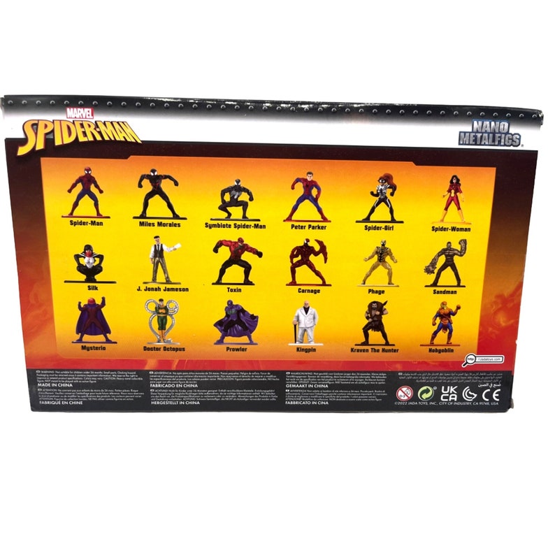 Puede incluir: Una caja de figuras Marvel Spider-Man Nano Metalfigs. La caja presenta un collage de 16 personajes diferentes de Spider-Man, incluyendo Spider-Man, Miles Morales, Spider-Man simbi&oacute;tico, Peter Parker, Spider-Girl, Spider-Woman, Silk, J. Jonah Jameson, Toxin, Carnage, Phage, Sandman, Mysterio, Doctor Octopus, Prowler y Kingpin. La caja est&aacute; hecha en China.