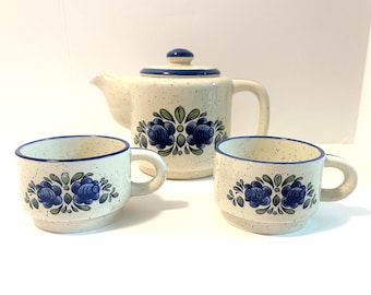Set da 4 pezzi con teiera e tazze in porcellana vintage, finitura maculata con fiori blu e rifiniture