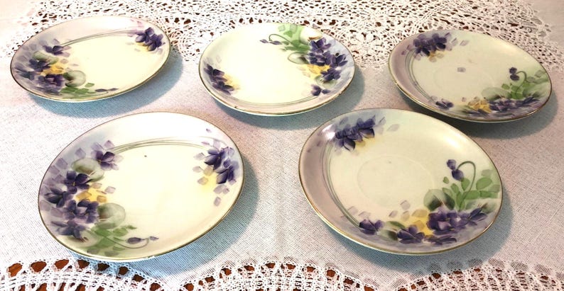Zeldzame antieke Nippon handgeschilderde porseleinen theekopjes en schoteltjes. Violet, groen en geel uit de jaren 40 met gouden rand. Set van 5. In goede staat. afbeelding 3
