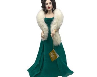 Elizabeth Taylor Porzellan Porträt 17 "Puppe im grünen Kleid mit weißer Kunstpelz Stola - Franklin Mint Sammlerstück