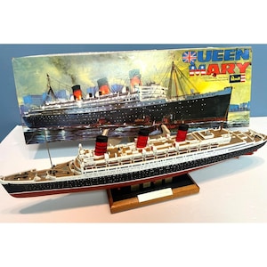 Model Ocean Liner R.M.S. Queen Mary 1:600 scale Built Plastic Model Cruise Ship 20&quot; long on Display Base