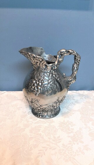 Brocca Arthur Court Grape 25,4 Cm – In Alluminio Lucidato A Mano, Design Grappoli D'Uva, Vaso Acqua/Vino, Regalo Di Nozze Elegante