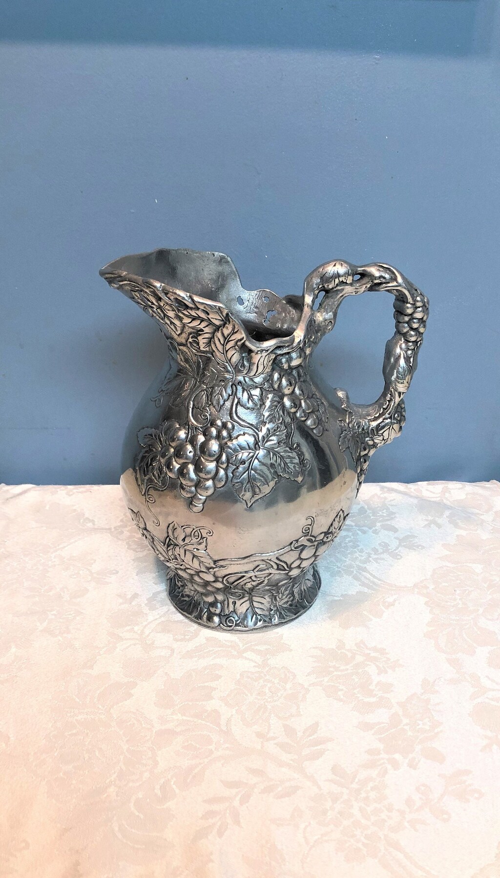 Brocca Arthur Court Grape 25,4 Cm – In Alluminio Lucidato A Mano, Design Grappoli D'Uva, Vaso Acqua/Vino, Regalo Di Nozze Elegante