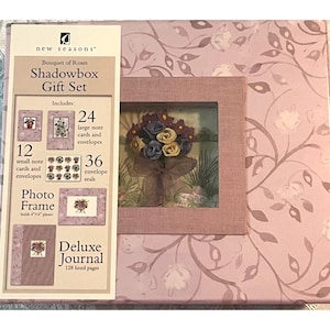Bukett av rosor Shadowbox presentset med dagboksram, kort och sigill från New Seasons