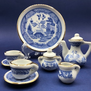 Könnte beinhalten: Ein blaues und weißes Porzellan-Tee-Set mit einer Teekanne, einer Zuckerdose, einem Milchkännchen und zwei Teetassen mit Untertassen. Das Set zeigt ein traditionelles chinesisches Design mit einem blauen und weißen Blumenmuster.