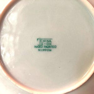 Zeldzame antieke Nippon handgeschilderde porseleinen theekopjes en schoteltjes. Violet, groen en geel uit de jaren 40 met gouden rand. Set van 5. In goede staat. afbeelding 9