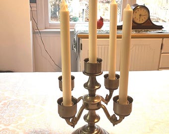 Vintage tinnen 5-lichts kandelaar met sierlijke details 7,25" x 10,25" hoge kaarsen (niet inbegrepen).