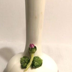 Vintage Mann Fine Bene China Bud Vase - Vackra detaljer av vinrankor, blommor, band och skulpterade rosenknoppar och blad. 6,5 cm bred x 13 cm hög