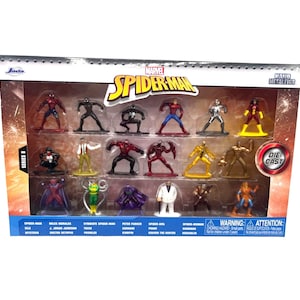 Puede incluir: Un conjunto de 16 figuras de metal fundido a presi&oacute;n de Spider-Man de Marvel en una vitrina de pl&aacute;stico transparente. Las figuras est&aacute;n pintadas a mano y presentan personajes como Spider-Man, Miles Morales y Venom. La caja tiene las palabras "Marvel Spider-Man" y "Hand Metalfigs" en ella.