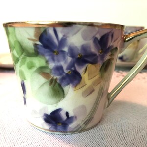 Zeldzame antieke Nippon handgeschilderde porseleinen theekopjes en schoteltjes. Violet, groen en geel uit de jaren 40 met gouden rand. Set van 5. In goede staat. afbeelding 8