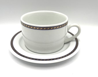 Taza y platillo de porcelana antigua de Delta Air Lines International First Class Flight. Detalles en azul cobalto y dorado. Fabricada exclusivamente para Delta.