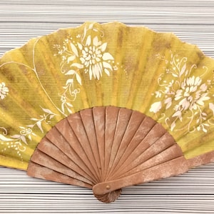 Gelber Handfächer mit weißen Blumen, handbemalter spanischer Handfächer, Personalisierungsoption