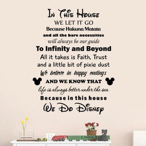 In dit huis doen we Disney sticker vinyl muur sticker inspirerende citaten belettering print Wall Art Home kinderkamer decor poster cadeau q42