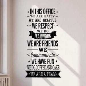 Może przedstawiać: Czarno-biała naklejka ścienna z tekstem: "IN THIS OFFICE... WE ARE HAPPY... WE RESPECT... TEAMWORK... WE ARE FRIENDS... WE COMMUNICATE... WE HAVE FUN... WE ARE A TEAM."