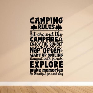 Puede incluir: Texto en blanco y negro en una pared beige que dice "Camping Rules" e incluye una lista de reglas para acampar, como "Sit around the campfire", "Enjoy the sunset", "Nap often", "Wake up smiling", "Hangout with friends", "Explore", "Make memories", y "Be thankful for each day".