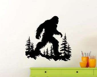 Könnte beinhalten: Schwarze Silhouette von Bigfoot, der durch einen Wald geht. Die Silhouette geht nach rechts und befindet sich vor einer Reihe von Bäumen.