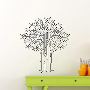 Puede incluir: Pegatina de pared en blanco y negro de un árbol con ramas que parecen placas de circuito. La pegatina está en una pared blanca con una mesa verde debajo.