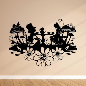 Op de afbeelding: Zwarte silhouet wand sticker van Alice in Wonderland karakters die thee drinken onder paddenstoelen met bloemen.