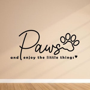 Paws And Enjoy The Little Things Calcomanía de vinilo para pared, decoración artística para pared de perro, póster, regalo para amantes de los perros, sin fondo, Mural, letrero, cita 2366