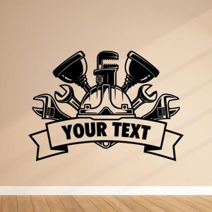 Peut inclure: Silhouette noire et blanche d'un casque, de clés et de tuyaux avec le texte "YOUR TEXT" sur une bannière.