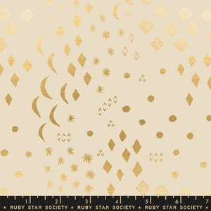 Peut inclure: Un tissu beige avec un motif en feuille d'or d'étoiles, de lunes, de diamants et d'autres formes géométriques. Le tissu est de Ruby Star Society.
