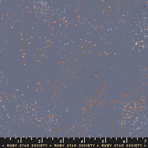 Op de afbeelding: Een blauwe stof met een gespikkeld patroon van gouden en zilveren metallic stippen. De stof is effen gekleurd met een subtiele textuur.