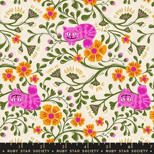Puede incluir: Un diseño de tela caprichoso con un patrón repetido de gatos Cheshire rosas, flores naranjas y rosas y enredaderas verdes sobre un fondo crema. El texto "RUBY STAR SOCIETY" está impreso en la parte inferior.