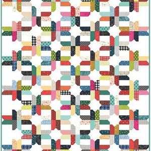 Puede incluir: Un edredón de patchwork colorido con un patrón geométrico repetitivo. El edredón presenta una variedad de telas en tonos de rojo, rosa, azul, verde y negro, con acentos blancos. El diseño es una mezcla de colores lisos y telas estampadas.