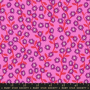 Puede incluir: Tela rosa brillante con un diseño floral repetido. El diseño presenta flores moradas sonrientes con centros blancos y tallos y hojas rojas. El texto "RUBY STAR SOCIETY" está en la parte inferior.