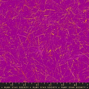 Teddy And The Bears por Sarah Watts - Moda Fabrics - Pick Guard CHESHIRE - Arranhões amarelos/laranjas em rosa - RS210814 - Incrementos de meio metro