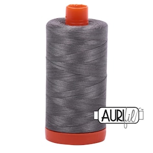 5004 - Fil Mako 100 % coton Aurifil 50 wt grande bobine (1300 m) - Col. 5004, Gris fumé - Couleur de la collection TULA ROSE Premium !