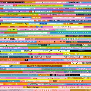 Peut inclure: Une œuvre d'art colorée et ornée de nombreux rubans horizontaux avec du texte et des éléments décoratifs. Les rubans varient en couleur, notamment rose, bleu, vert et orange, avec des phrases comme "MAGIC FOREST" et "GOOD SPIRITS".