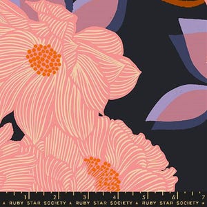 SUPPORT - Fleurs préférées 108" Wideback par Melody Miller - Ruby Star Society - Fleurs roses, noir clair - RS5152 13 - Incréments d'un demi-mètre