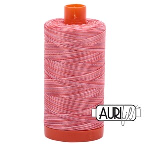 4668 - Aurifil 100% katoen Mako 50wt grote spoel (1300 m) draad - kl. 4668, aardbeienparfait (bont) - TULA PINK Premium Color!