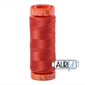 2245 - Fil mako 100 % coton Aurifil, petite bobine (200 m), 50 m - Col. 2245, rouge orange - A rose tula Couleur de la collection MOON GARDEN