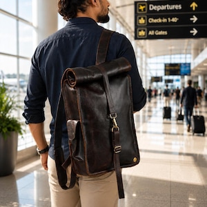 Personalisierter Rolltop-Rucksack aus Büffelleder: Handgefertigter Vintage-Reiserucksack