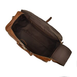 Interior of leather holdall showing pockets and lining