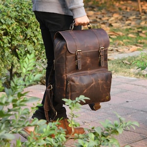 Sac à dos en cuir fabriqué à la main pour homme et femme | sacoche pour ordinateur portable pleine fleur vintage | Sac à dos de randonnée, de travail et d'école de tous les jours | Cadeau personnalisé