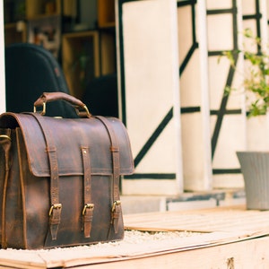 Bolso tipo maletín de cuero vintage hecho a mano, diseño británico personalizado, cartera de inspiración italiana, compartimentos para computadora portátil de 15 pulgadas y A4, regalo único para hombres