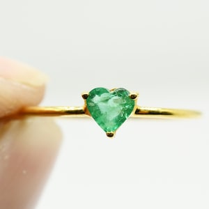 18kt Solid Gold Ring, 0.40 CTW Natural Emerald Gemstone ring, Genuine ring, Heart shape gemstone ring, Unique ring, Engagement ring