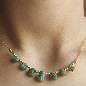 Raw Emerald Necklace, Mother&#39;s Gift Necklace, Dainty Necklace, Rough Stone Necklace, Mom Gift, Mother&#39;s Day Gift