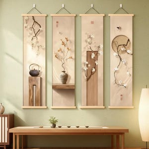 Puede incluir: Cuatro paneles de arte mural vertical con diseños florales e inspirados en la naturaleza. Cada panel presenta una disposición diferente de ramas, flores y una tetera o jarrón. Los paneles están en tonos neutros con marcos de madera.