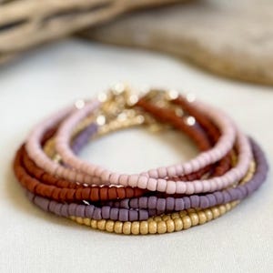 Neutrales Farb Miyuki Samen Perlen Armband – Handgemachtes Armband mit 14k Gold Filled Verschluss – Minimalistisches Schmuck Geschenk für Sie