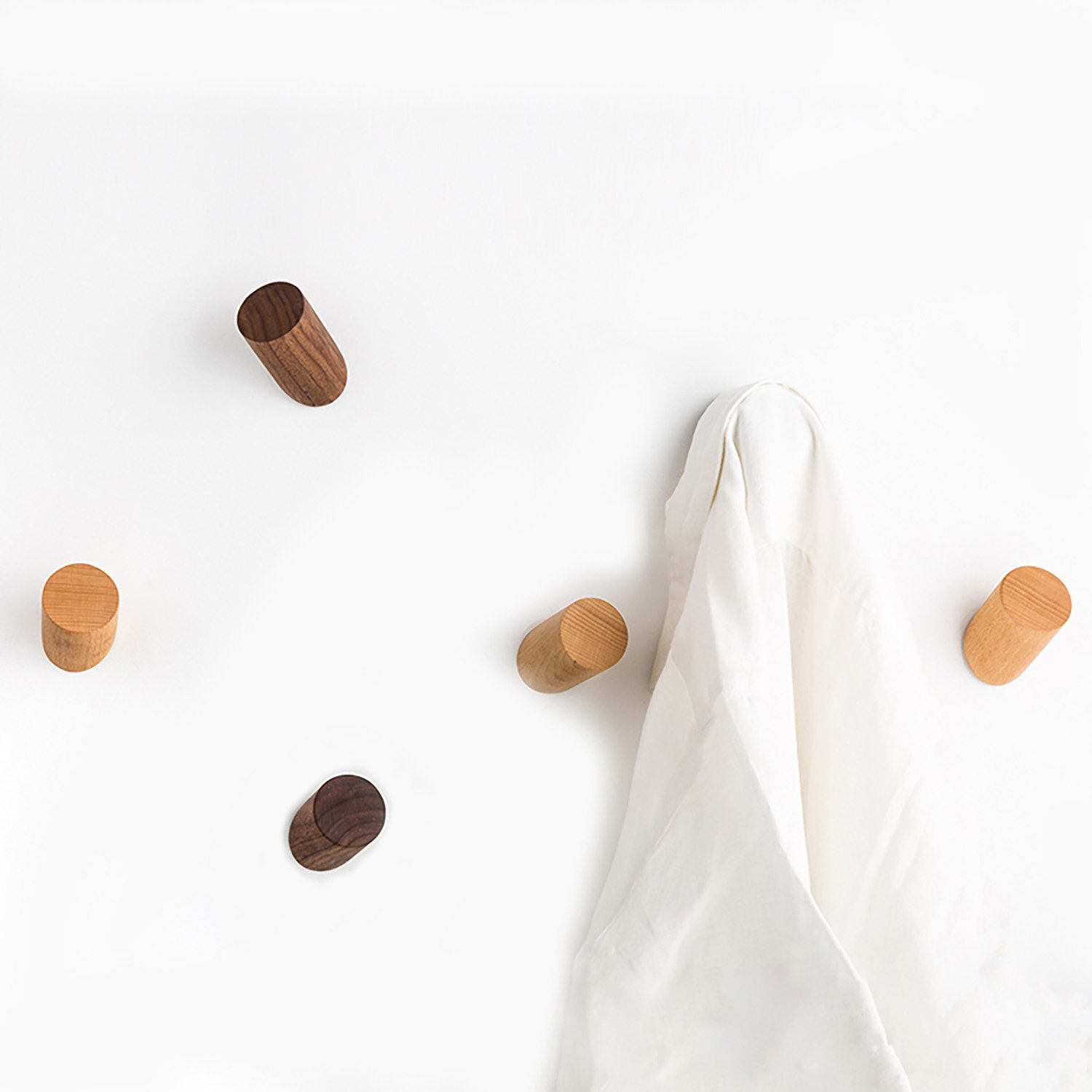 Crochets Muraux en Bois de Hêtre et Noyer, Crochets Cylindrique, Ronds | Parfaits Pour Suspendre Des