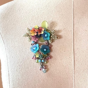 ヴィンテージ COLLEEN TOLAND ワイルドフラワー ブローチピン ビーズ付き 花柄 バラの葉 ハンドメイド ハンドクラフト デザイナー コレクタブル サイン入り OOAK 女性用ジュエリー