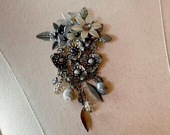 Vintage COLLEEN TOLAND Grey Silver Metalic Flower Pin Brooch for Coat Shawl Cardigan Floral Leaves Beaded Romantic 90s Designer Handmade