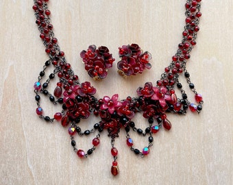 Set di gioielli, girocollo vintage Colleen Toland con perline rosse drappeggiate con orecchini a clip con bottone. Primi anni 2000